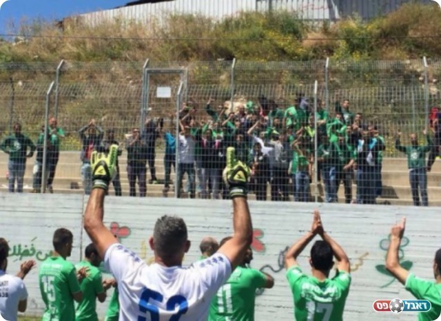 שחקני צעירי כפר קנא חוגגים עם הקהל